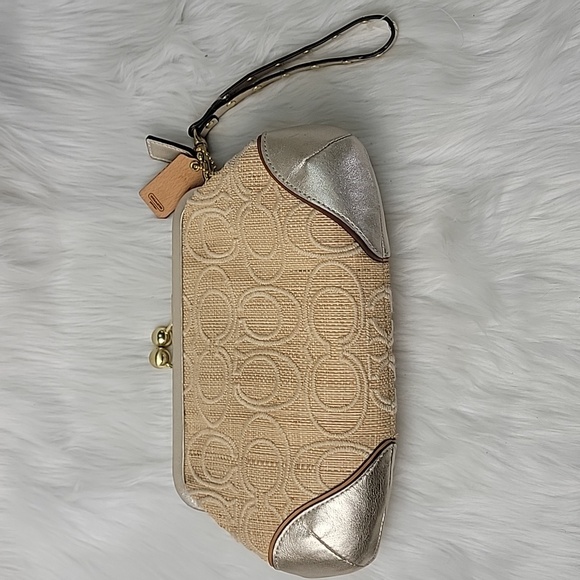 COACH Signature \